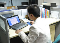公司員工辦公中
